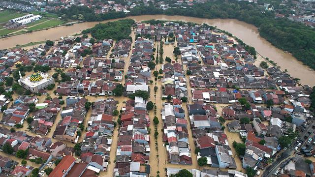 Bekasi Lumpuh, Banjir Rendam Perkumiman hingga Perkantoran