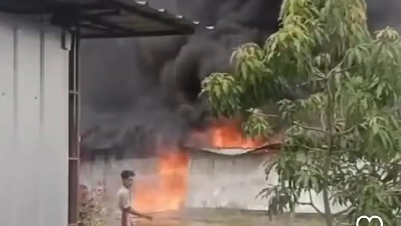 Kebakaran melanda sebuah gudang oli di Jalan Brigjen Katamso No 5, RT 10 RW 06, Kelurahan Slipi, Kecamatan Palmerah, Jakarta Barat.
