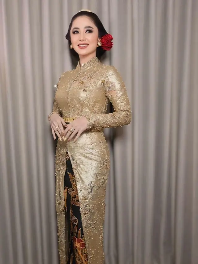 Potret Kebaya Dewi Perssik Terbaru