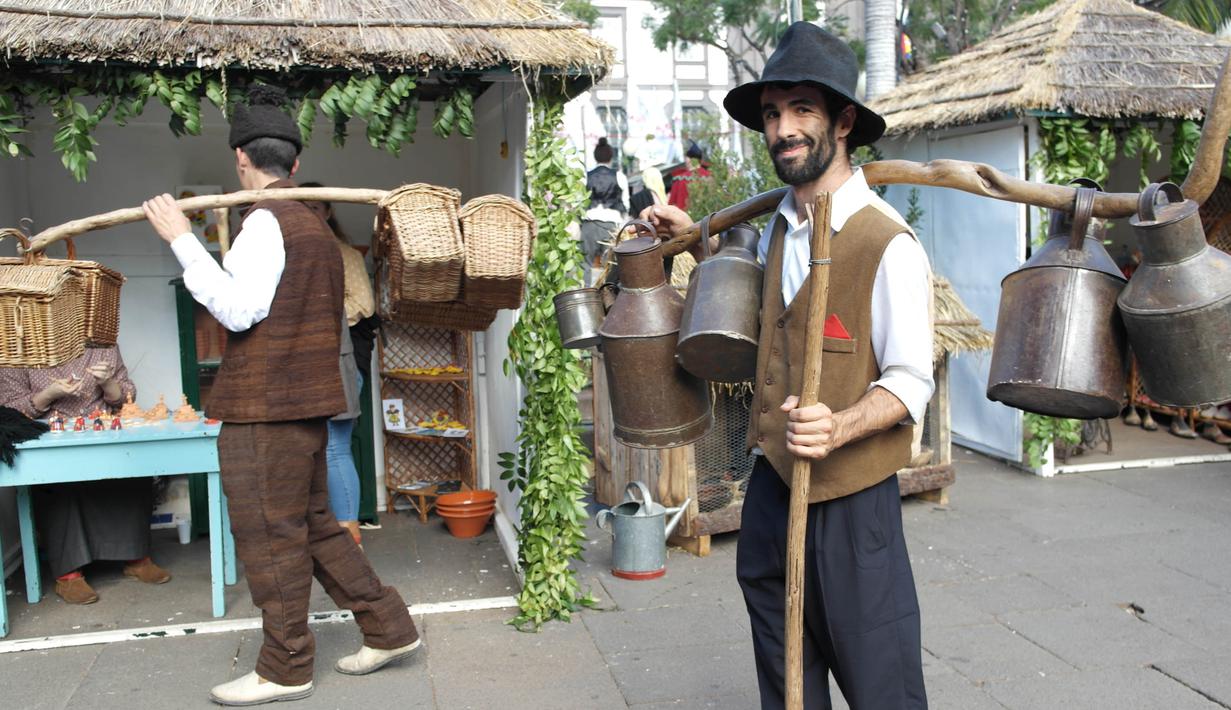 Sejumlah pria Funchal. Portugal memakai pakaian khas tradisional Madeira. Kota ini merupakan tempat bintang Real Madrid, Cristiano Ronaldo, lahir dan dibesarkan. (Bola.com/Reza Khomaini)