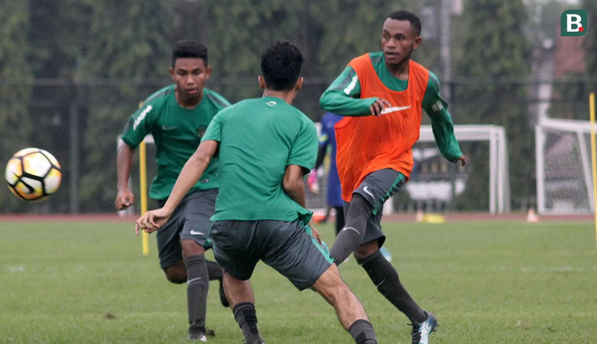 Gunansar Mandowen. Pemain sayap kanan Persipura Jayapura berusia 20 tahun ini merupakan aset berharga tim Mutiara Hitam hasil binaan dari tim Persipura yunior. Saat ini ia memiliki nilai pasar senilai 175 ribu euro atau setara 2,9 miliar rupiah. (Foto: Bola.com/Ronald Seger Prabowo)