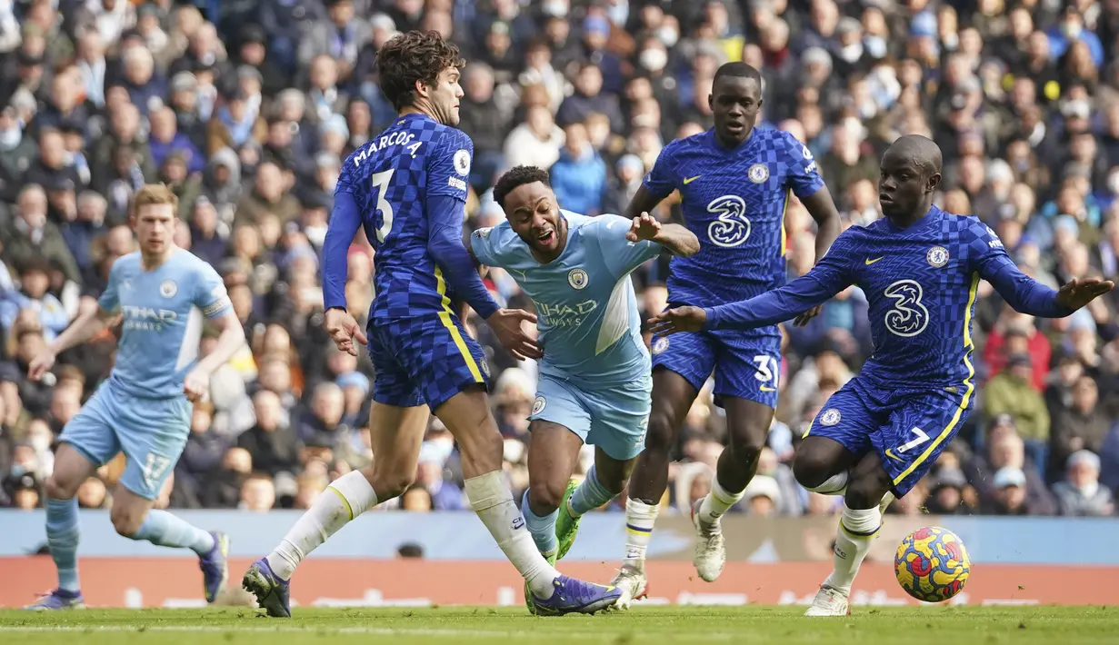 Pada menit ke-55 Manchester City hampir mendapat hadiah penalti. Raheem Sterling dijatuhkan Marcos Alonso di dalam kotak penalti. Sayang, Kyle Walker telah lebih dahulu terperangkap offside sebelum memberi umpan kepada Raheem Sterling. (AP/Dave Thompson)