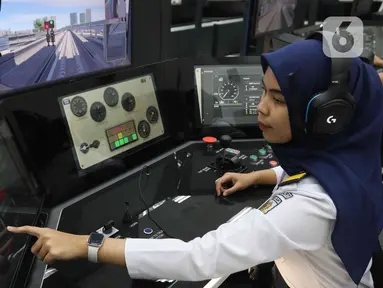 Masinis saat melakukan latihan simulator Kereta Light Rail Transit (LRT) di Depo Jatimulya, Bekasi, Jawa Barat, Kamis (6/7/2023). (Liputan6.com/Herman Zakharia)