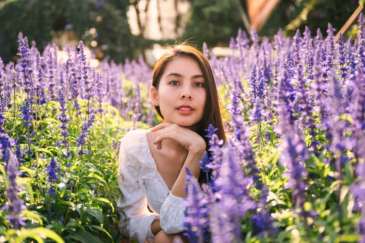 perempuan di kebun bunga