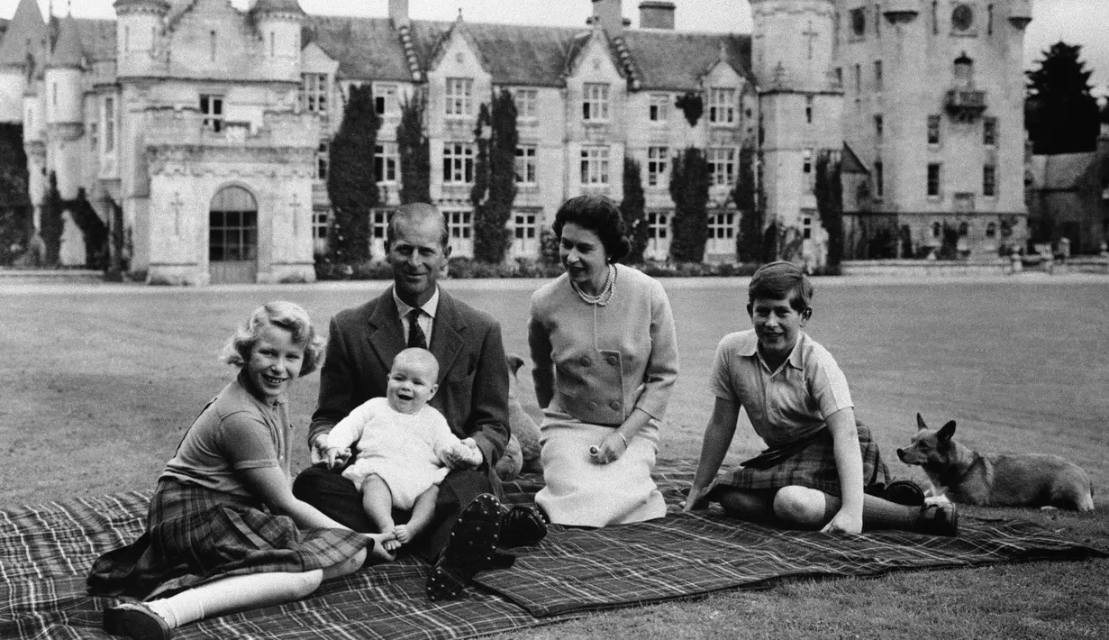 <p>Dalam foto file September 1960 ini memperlihatkan Ratu Elizabeth Inggris, Pangeran Philip dan anak-anak mereka, Pangeran Charles (kanan), Putri Anne dan Pangeran Andrew, berpose untuk foto di halaman Kastil Balmoral, di Skotlandia. (AP Photo/File)</p>