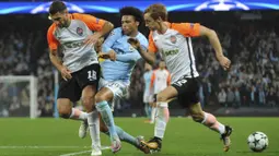 Pemain Manchester City, Leroy Sane (tengah) erusaha keluar dari kepungan para pemain Shakhtar Donetsk pada laga grup F Liga Champions di Etihad stadium, Manchester, (26/9/2017). City menang 2-0. (AP/Rui Vieira)