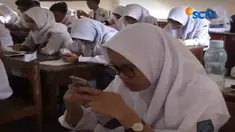 Meski menggunakan handphone Android siswa tidak bisa berbuat curang dengan mencari jawaban menggunakan mesin pencari seperti Google.