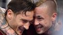 Ekspresi kebahagiaan kapten AS Roma, Francesco Totti (kiri) bersama rekannya Radja Nainggolan usai membobol gawang Cesena pada  perempat final Coppa Italia di Olimpico stadium, Rome,  (1/02/2017). Roma menang 2-1. (EPA/Ettore Ferrari)