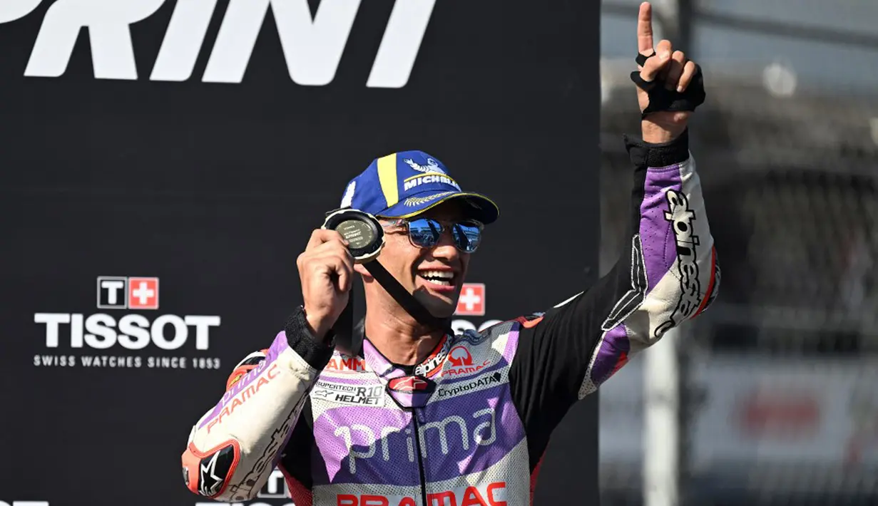Posisi top five masih dinamis hingga memasuki dua lap terakhir MotoGP Mandalika 2023. Luca Marini sudah kembali naik ke urutan dua, menggantikan Maveric Vinales yang harus rela bertengger di tempat ketiga. (SONNY TUMBELAKA/AFP)