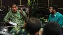 Ketua Mahkamah Konstitusi (MK) Arief Hidayat berbincang dengan sejumlah pimpinan KPK di Gedung Mahakamah Konstitusi, Jakarta, Rabu (6/1/2016). Pertemuan membahas koordinasi terkait penanganan korupsi. (Liputan6.com/Faizal Fanani)