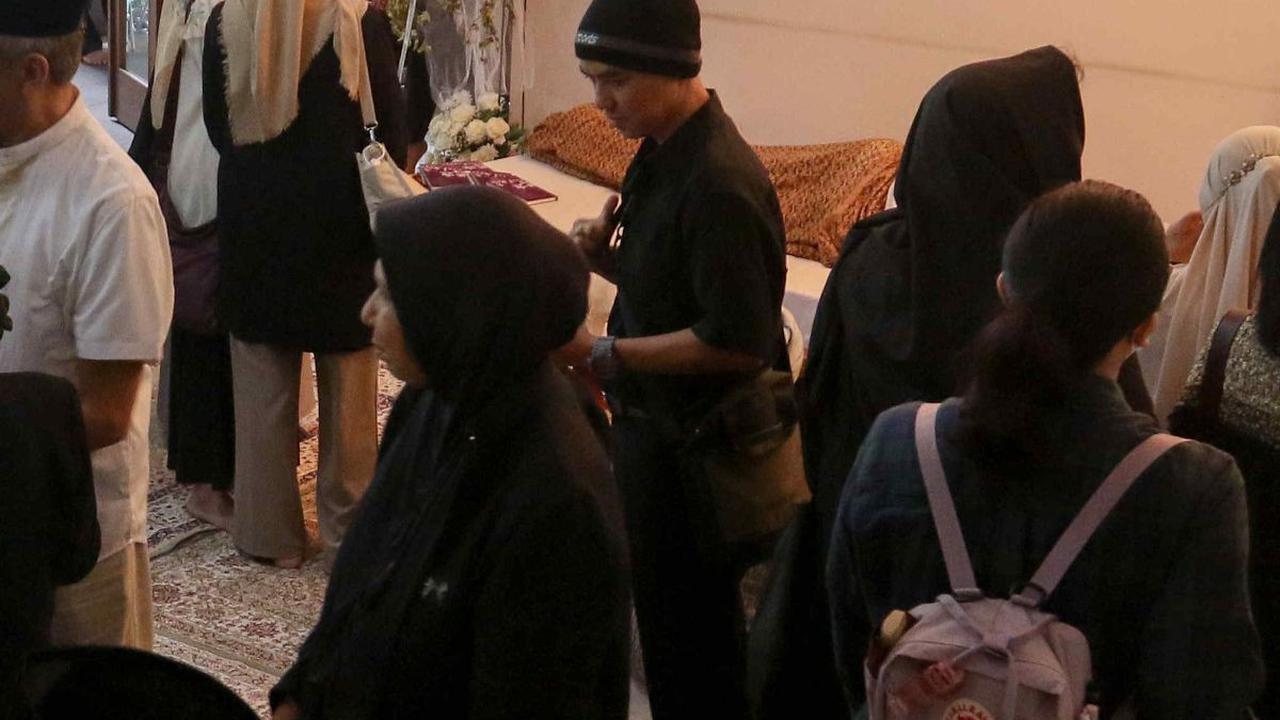 FOTO: Suasana Rumah Duka Rizal Ramli Didatangi Pejabat hingga Dipenuhi Karangan Bunga