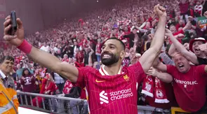 Pemain Liverpool, Mohamed Salah merayakan kemenangan dengan berswafoto bersama dengan para suporter timnya dalam laga lanjutan Liga Inggris 2024/2025 melawan Tottenham Hotspur di Anfiled, Liverpool, Inggris, Minggu (27/04/2025) waktu setempat. (AP Photo/Jon Super)