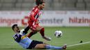 Bek Borussia Monchengladbach, Ramy Bensebaini, berebut bola striker SC Freiburg, Lucas Hoeler, pada laga lanjutan Bundesliga di Freiburg, Jumat (5/6/2020) waktu setempat. Monchengladbach kalah 0-1 atas Freiburg. (AFP/Ronald Wittek/Pool)