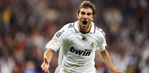 Gonzalo Higuain ketika masih memperkuat Real Madrid. (AFP/Pierre-Philippe Marcou)