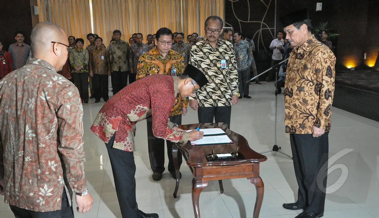 Deputi dan Staf Khusus Kantor Staf Kepresidenan menandatangani surat pelantikan di Auditorium Gedung III Sekretariat Negara, Jakarta, Kamis (2/4/2015). Mereka nantinya akan membantu memonitor program prioritas pemerintah. (Liputan6.com/Faizal Fanani)