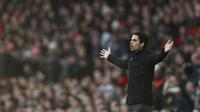 Pelatih Arsenal Mikel Arteta menginstruksikan pemainnya saat bertanding melawan Chelsea pada pertandingan lanjutan Liga Inggris di  Stadion Emirates, London (29/12/2019). Arsenal kalah tipis atas Chelsea 1-2. (AFP Photo/Adrian Dennis)