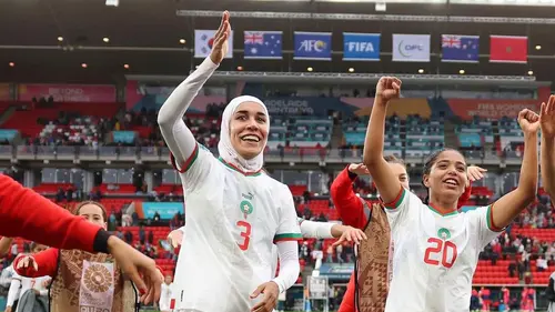 Nouhaila Benzina wanita asal Maroko merupakan pesepakbola pertama yang memakai hijab di Piala Dunia
