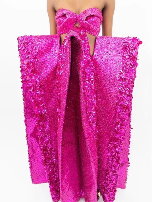 Ansambel spikey saat Area tampil kembali di NYFW 2022 yang jadi paling ikonis (Foto: IG @area)