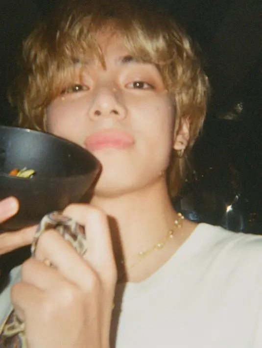 Di beberapa kesempatan sebelumnya, V BTS juga mengunggah momen dirinya dengan gaya rambut berbeda. Kali ini, rambutnya diwarnai blonde kuning. [Foto: Instagram/thv]