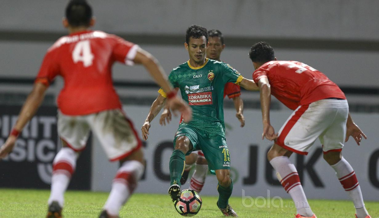 Aksi pemain Sriwijaya FC, Maldini Pali saat menerobos pertahanan Persija Jakarta pada laga Liga 1 2017 di Stadion Wibawa Mukti, Cikarang, Jumat (16/6/2017). Persija menang 1-0. (Bola.com/Nicklas Hanoatubun)