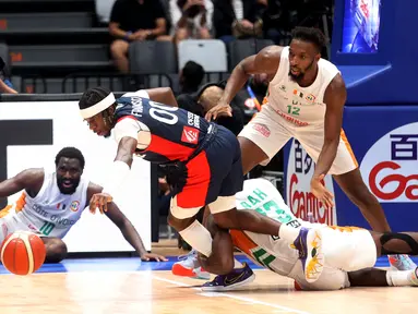 Pebasket Prancis, Sylvain Francisco, berusaha melepaskan diri dari adangan pebakset Pantai Gading pada pertandingan FIBA World Cup 2023 di Indonesia Arena, Sabtu (2/9/2023). Prancis menang dengan skor 87-77. (Bola.com/M Iqbal Ichsan)