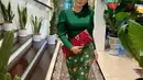 Tak terhitung lagi koleksi batik dan pakaian nuansa etnik dari Yuni Shara. Terbaru, ia memakai rok batik model pensil warna hijau dengan blouse yang memiliki detail ruffle di tangan memberi look kekinian rancangan @olive_and_hers(Foto: Instagram @yunishara36)