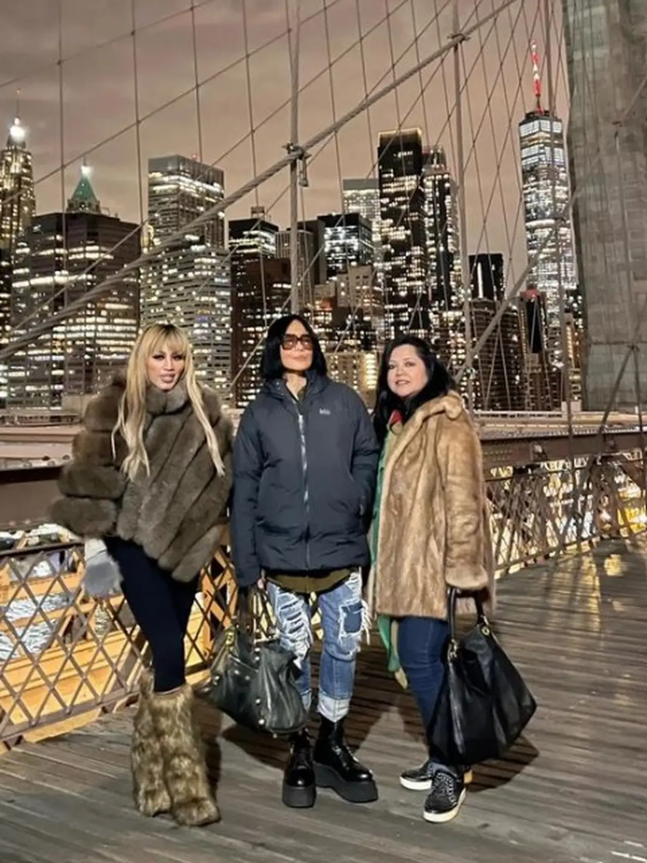 Gaya Atiek CB yang Tetap Cantik dan Asik di Usia 60 Tahun