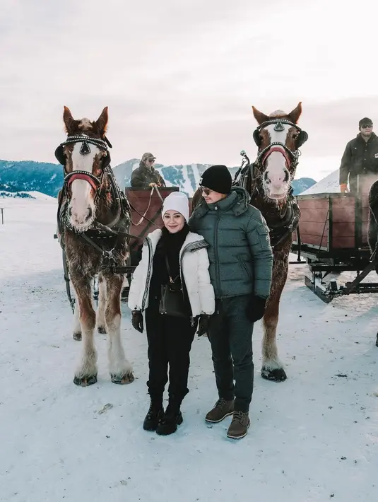 Liburan ke Grand Teton National Park, Nikita dan Indra kompak kenakan puffer jaket dan beanie.[Foto: IG/indpriw]