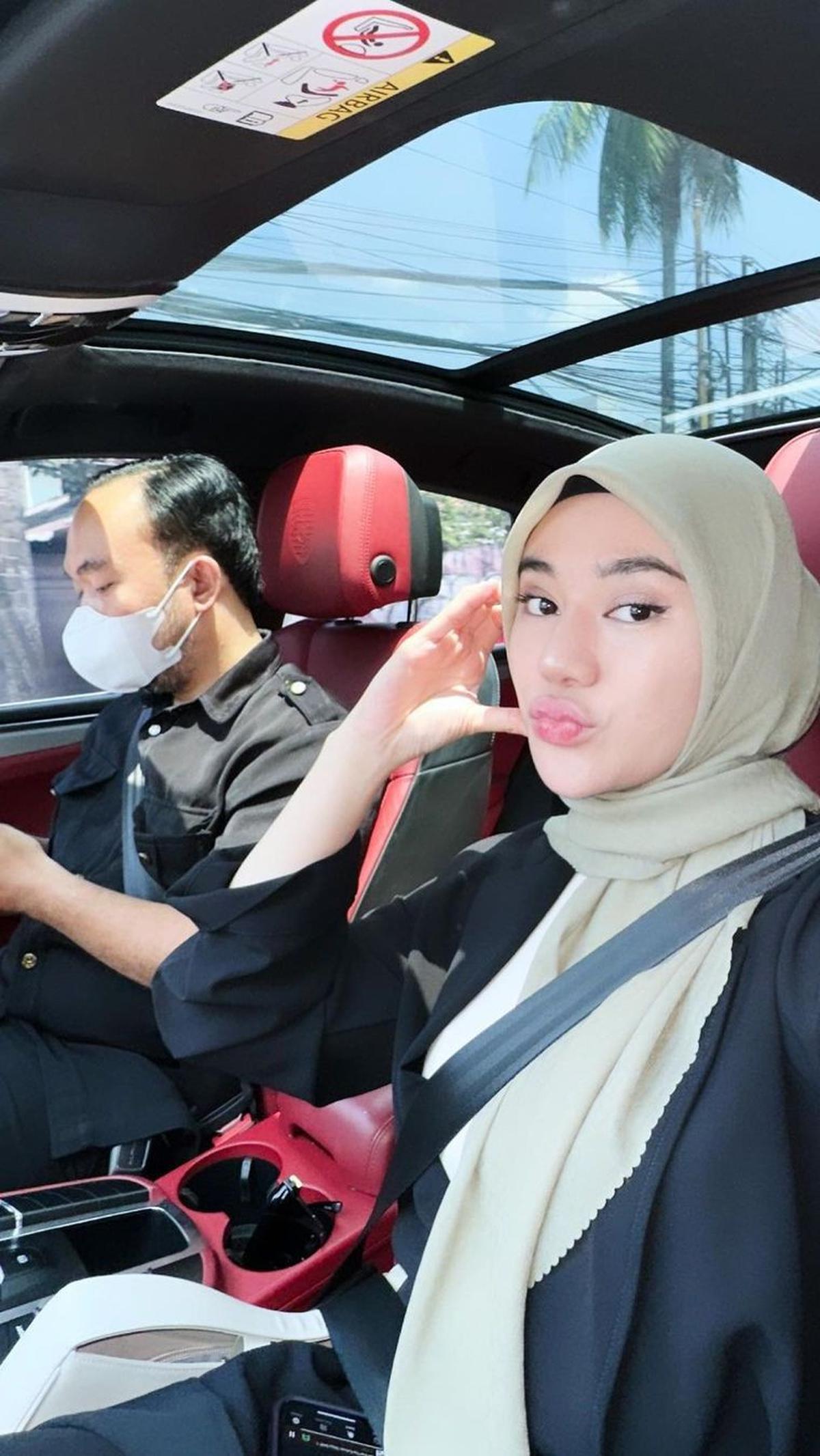 Clara Shinta Selfie bareng Sang Sopir Pribadi