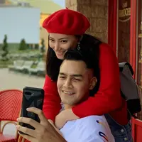 Liburan ke Jepang memang menjadi salah satu tujuan wajib para selebriti tanah air. Banyak selebriti menetapkan Jepang sebagai salah satu destinasi wisata. Salah satunya ialah pasangan Asmirandah dan Jonas Rivanno yang saat ini sedang liburan ke Jepang. (Liputan6.com/IG/@jonas.rivanno)