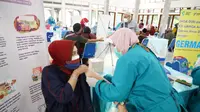Nampak salah seorang warga tengah melaksanakan vaksinasi Covid-19 yang dilaksanakan IKA Unpad, di Pendopo, Garut, Jawa Barat. (Liputan6.com/Jayadi Supriadin)