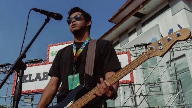 Nadhif Basalamah tengah jadi sorotan lantaran lagunya yang berjudul "Penjaga Hati" sedang viral di TikTok.