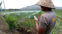 Anto Harmoko, petani dari Desa Parangtritis, memanfaatkan Google Assistant untuk menghidupkan dan mematikan saklar mesin pompa siramnya, Kamis (5/9/2024). (Kukuh Setyono)