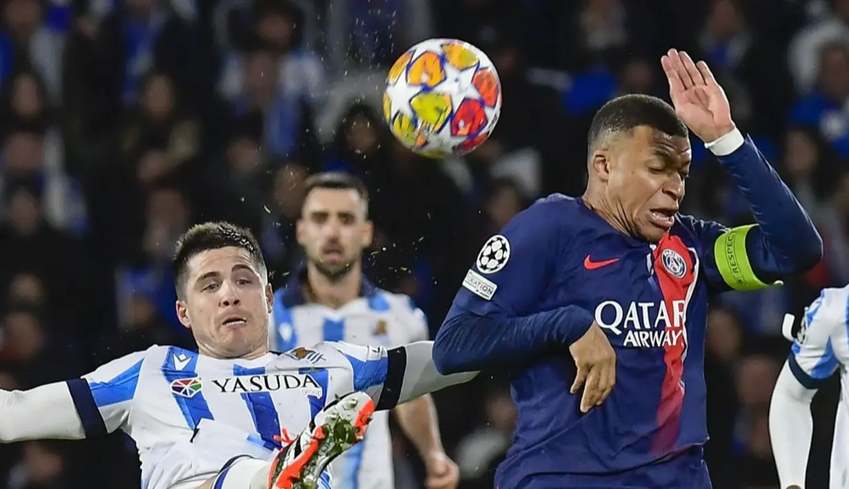 Pemain Real Sociedad, Igor Zubeldia, mengadang pemain Paris Saint-Germain, Kylian Mbappe, pada laga leg kedua babak 16 besar Liga Champions 2023/2024 di Stadion Reale Arena, Rabu (6/3/2024). (AP Photo/Alvaro Barrientos)