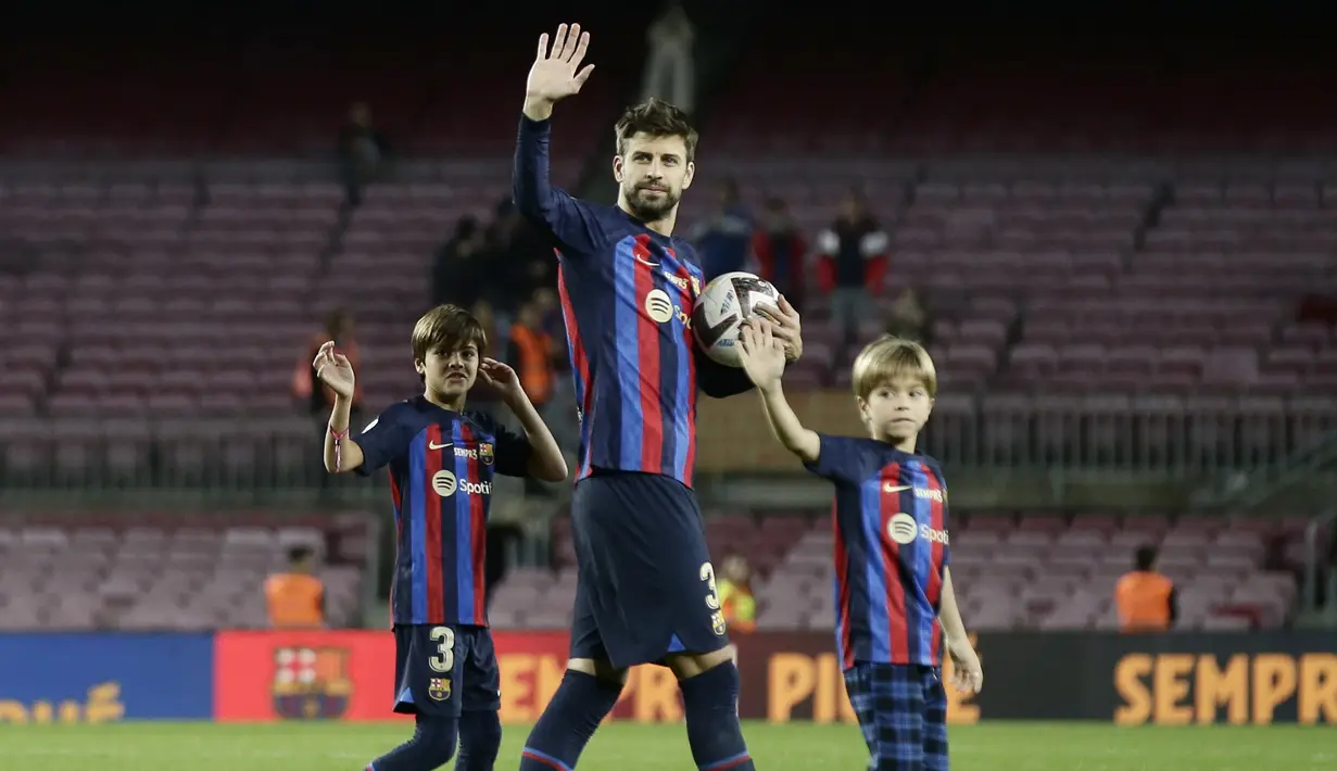 Kini di usianya yang telah menginjak 35 tahun dan telah mempunyai dua orang putra hasil hubungannya dengan penyanyi asal Kolombia, Shakira, ia mantap meninggalkan Barcelona sekaligus pensiun sebagai pemain, meski terkesan mendadak dan menimbulkan tanya. Gracias, Pique! (AP/Joan Monfort)