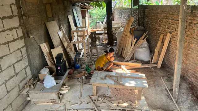 Fauzan (25) Sedang Beraktivitas di Tempat Usahanya Farhan Furniture