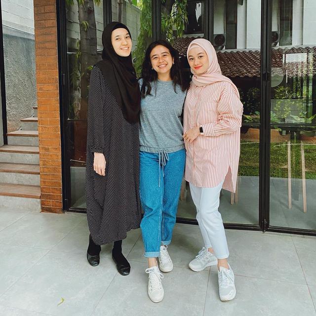 6 Potret Kebersamaan Dinda Hauw dan Manajernya, Bak Saudara Kandung