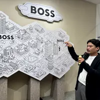 Instalasi seni karya Adi Sundoro hadir sebagai bagian dari pembukaan butik terbaru Bimbi Group, dengan menghadirkan dedicated area BOSS Kidswear, 7 Agustus 2026. (Liputan6.com/Asnida Riani)