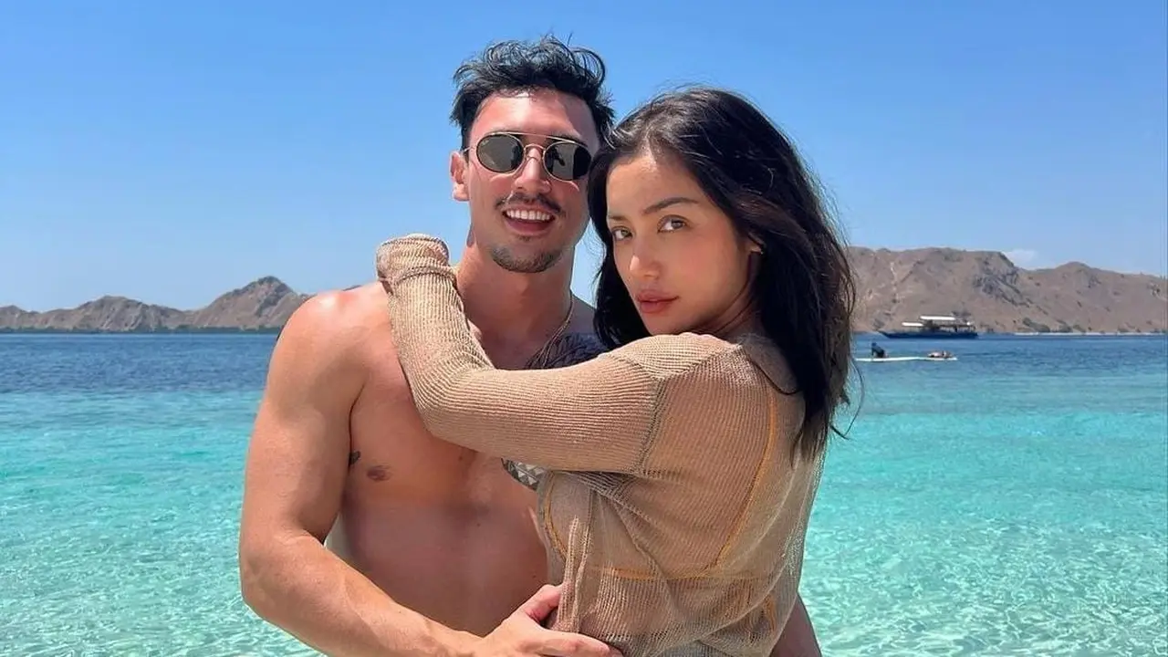 Foto Liburan Jessica Iskandar dan Suami Bikin Salfok