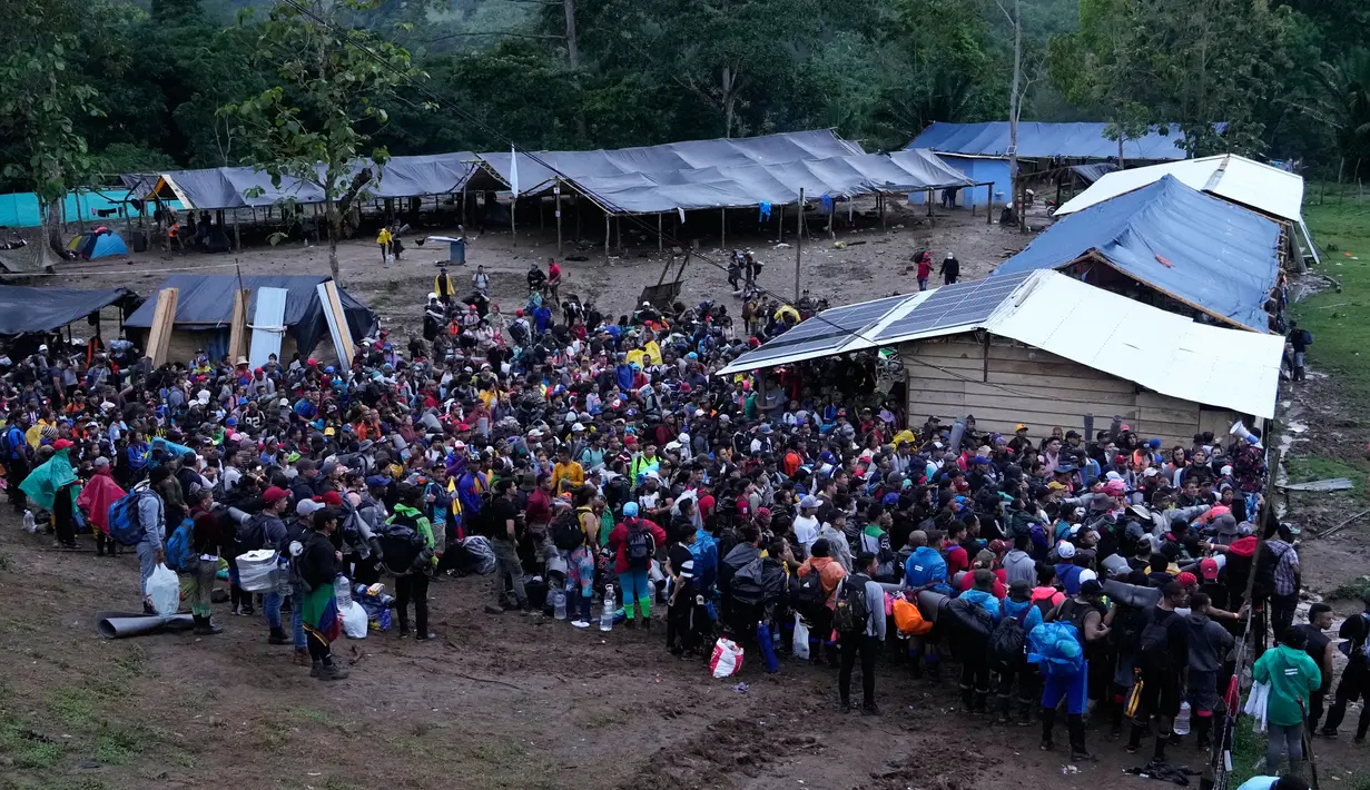 Kelompok migran, sebagian besar warga Venezuela, bersiap untuk mulai melewati Celah Darien dari Kolombia ke Panama, Sabtu, (15/10/2022). Perjalanan Kelompok Imigran tersebut berharap mencapai Amerika Srikat (AS).(Fernando Vergara/AP)