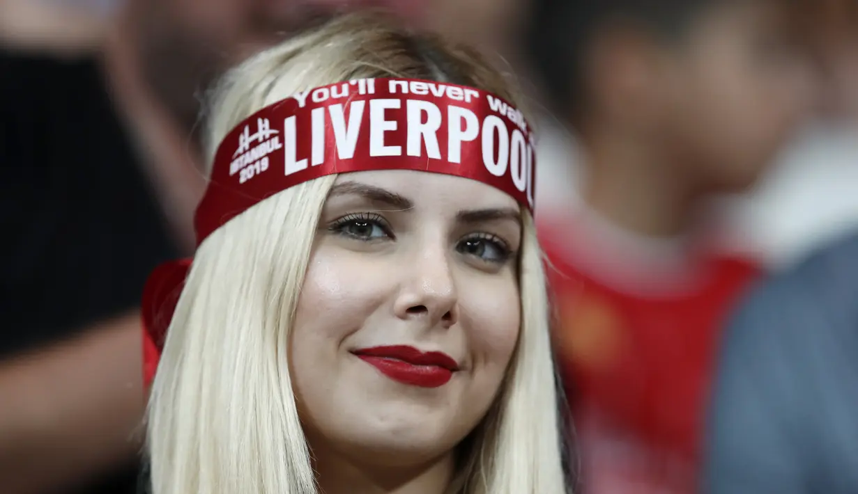 Fans wanita menunggu pertandingan Piala Super Eropa 2019 antara Liverpool melawan Chelsea di Besiktas Park, Istanbul, Turki (14/8/2019). Dalam pertandingan ini Liverpool menang atas Chelsea lewat drama adu penalti 5-4 (2-2). (AP Photo/Thanassis Stavrakis)