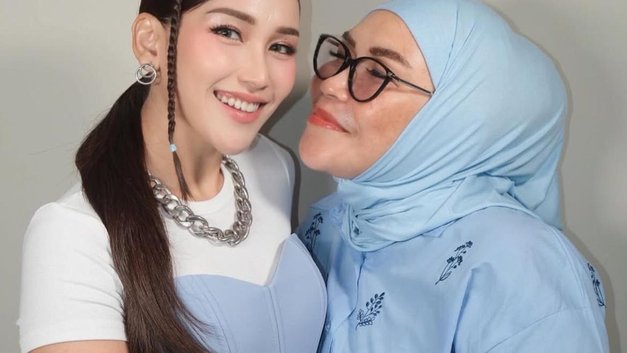 Berangkat Umrah, Ayah Ojak dan Umi Kalsum Pastikan Akan Berdoa di Tanah Suci Agar Ayu Ting Ting Dapat Jodoh