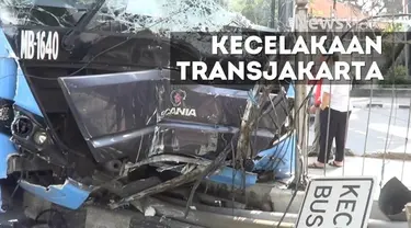 Bus Transjakarta menabrak pembatas jalan di daerah Gunung Sahari, Jakarta Pusat. Ada dugaan, bus gandeng itu menabrak pembatas jalan karena sopir memacu kecepatan dengan tinggi.