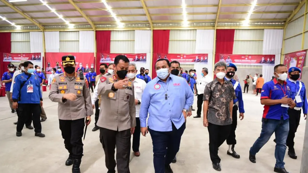 Vaksinasi massal untuk para buruh digelar di Pimpinan Unit Kerja KSPSI PT Agarindo Bogatama, Tangerang, Banten, Rabu (22/9).
