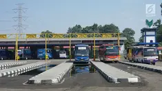Suasana aktivitas di sekitar Terminal Jatijajar, Depok, Jawa Barat, Selasa (18/6/2019). Pemerintah Kota Depok melalui Dinas Perhubungan melarang jasa transportasi online mengambil penumpang di Terminal Jatijajar. (Liputan6.com/Immanuel Antonius)