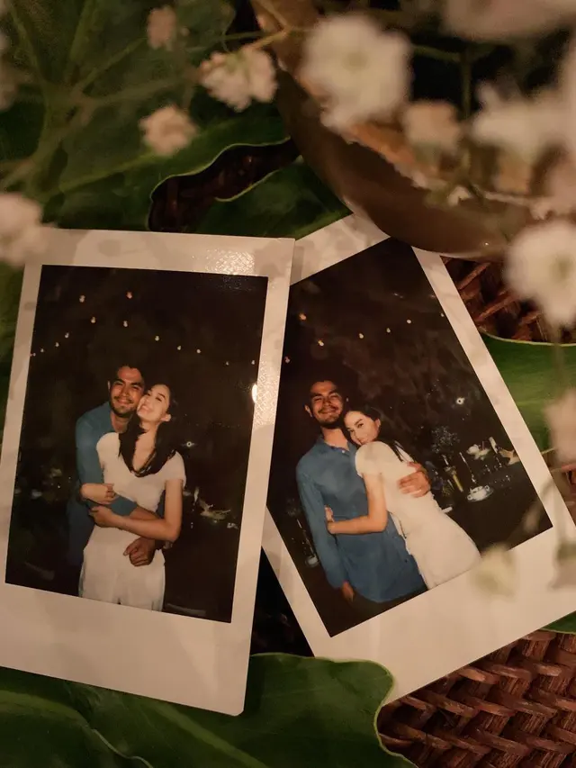Pamer Cincin Usai Dilamar, Ini 7 Potret Kemesraan Faradilla Yoshi dengan Bryan Mckenzie