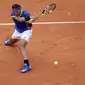 Petenis Spanyol, Rafael Nadal mengembalikan bola ke arah lawannya petenis Prancis, Benoit Paire pada babak pertama Prancis Terbuka  di Stade Roland Garros, Senin (29/5). Nadal mengalahkan tuan rumah dengan skor 6-1, 6-4, 6-1. (AP Photo/Petr David Josek)