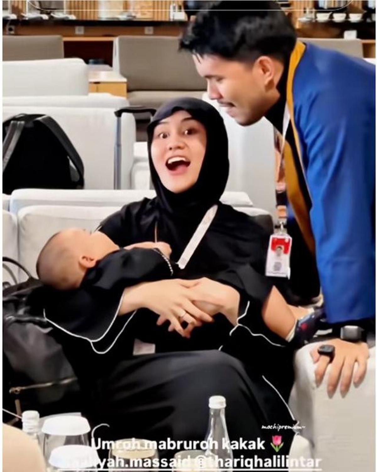 6 Potret Baby Arash Umrah di Usia 6 Bulan, Aaliyah &amp; Thariq Ungkap Rasa Syukur
