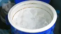 Mencampur es balok langsung ke dalam minuman umumnya dilakukan warung-warung makan.