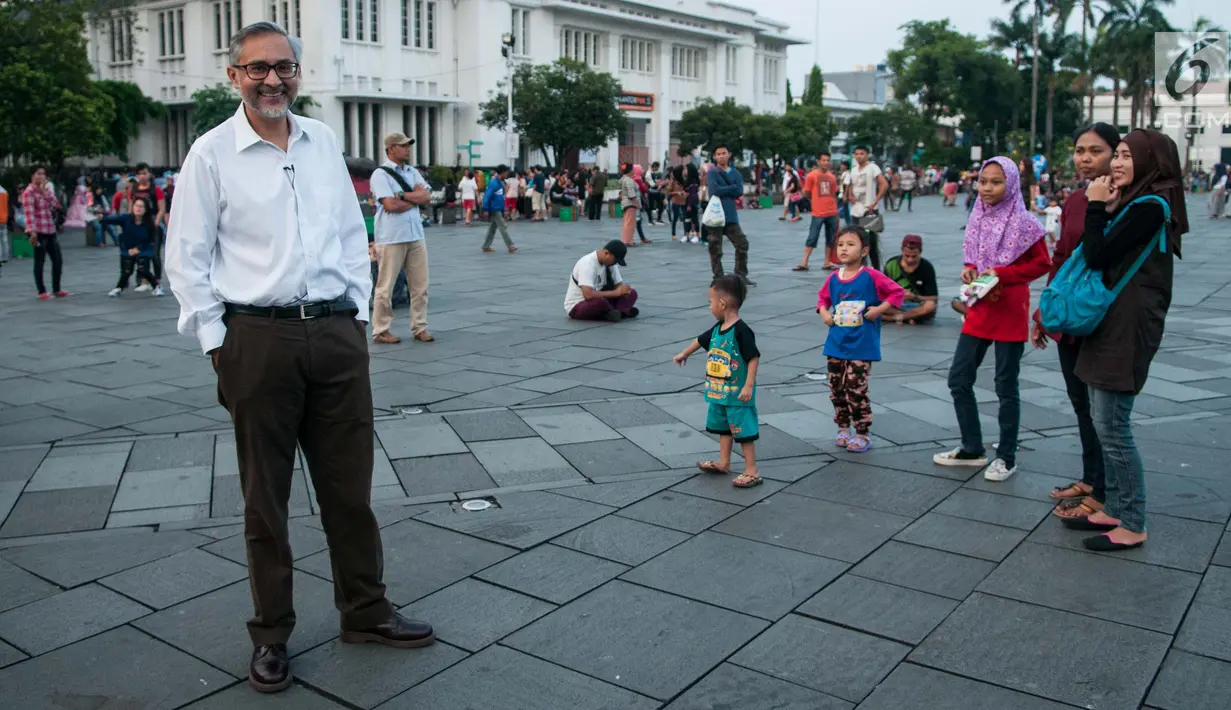 Dubes Inggris Moazzam Malik berpose untuk di foto saat menunggu berbuka puasa di kawasan Museum Fatahilah, Jakarta, Minggu (18/6). (Liputan6.com/Gempur M Surya)